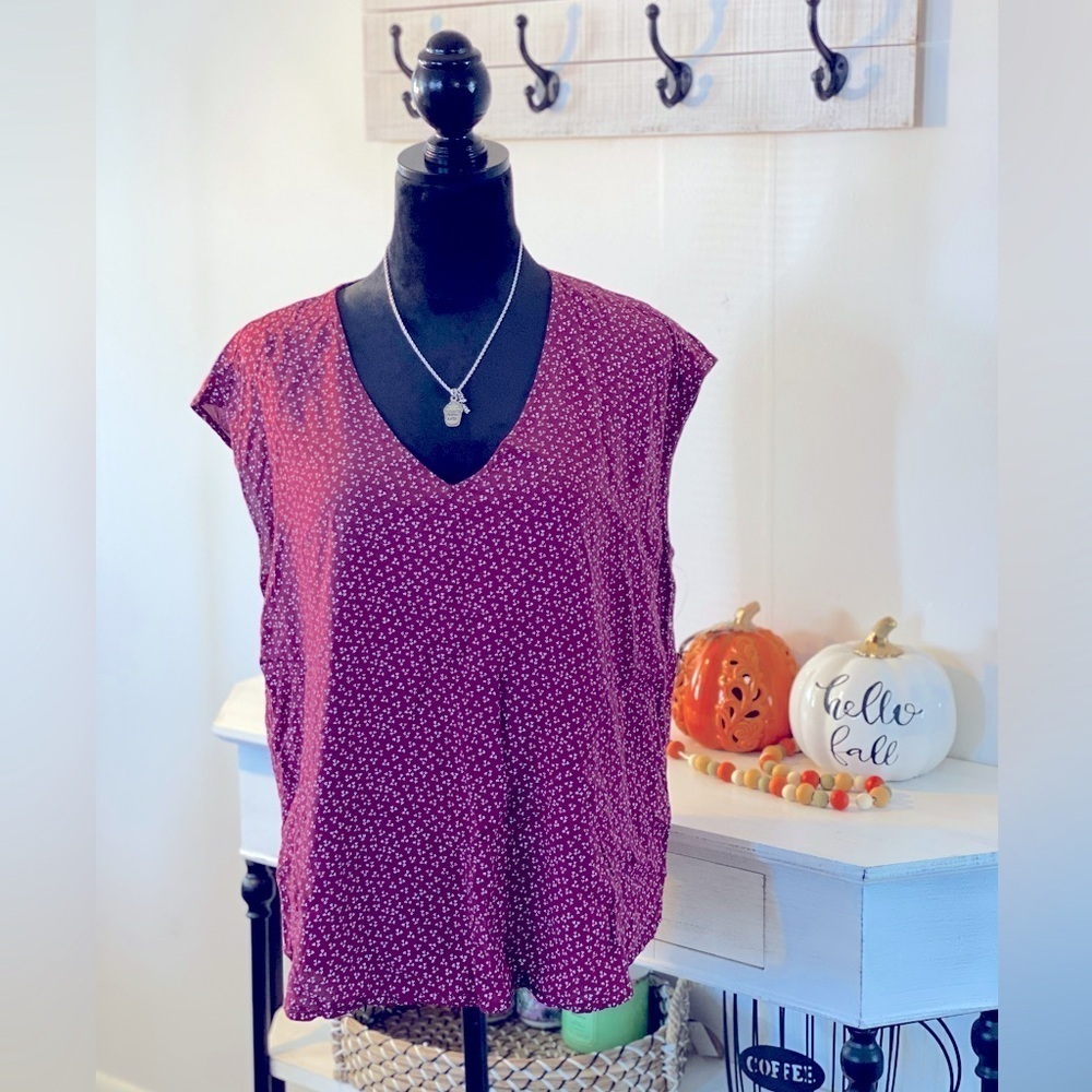 Maroon Polka Sleeveless Blouse ~Like NEW 🤍